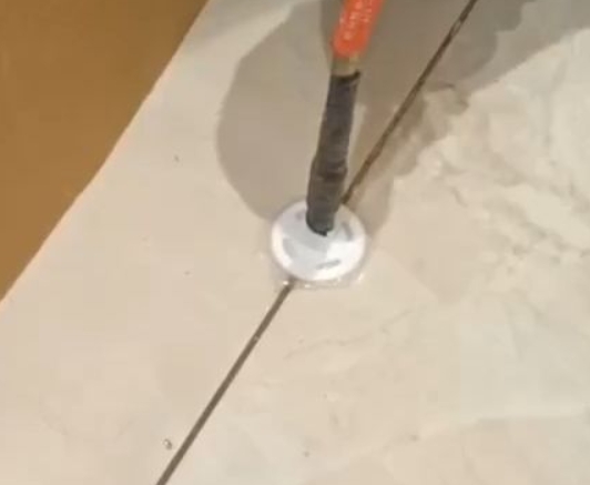 眉山瓷砖空鼓维修公司专业解答瓷砖在铺贴过程中，如果没有涂抹均匀到位的粘结材料（如水泥砂浆或瓷砖胶），可能会导致以下问题